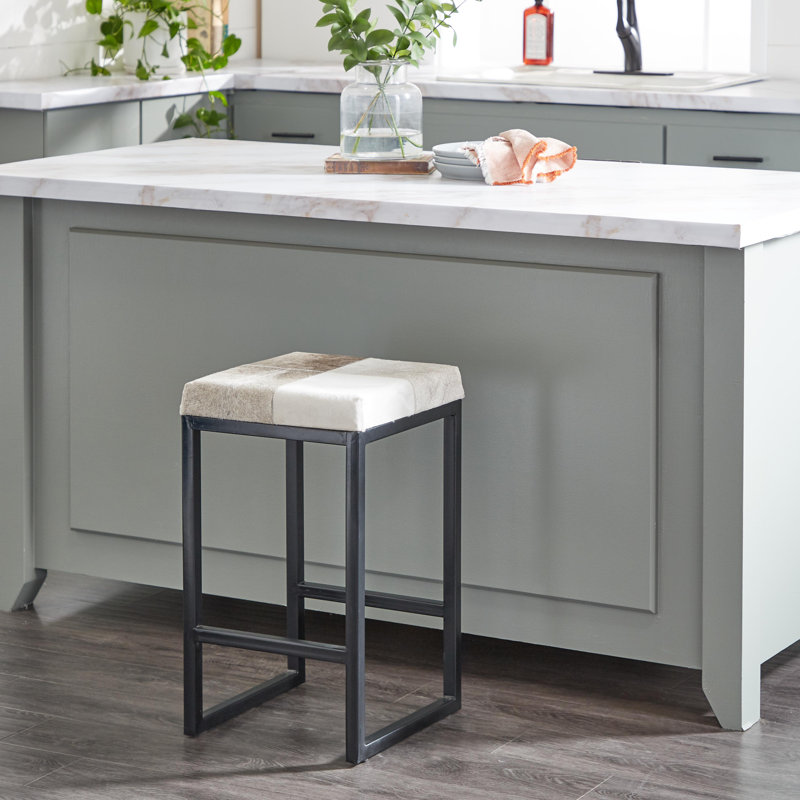 Tabouret de comptoir en cuir de vache beige Ursae avec base en métal noir