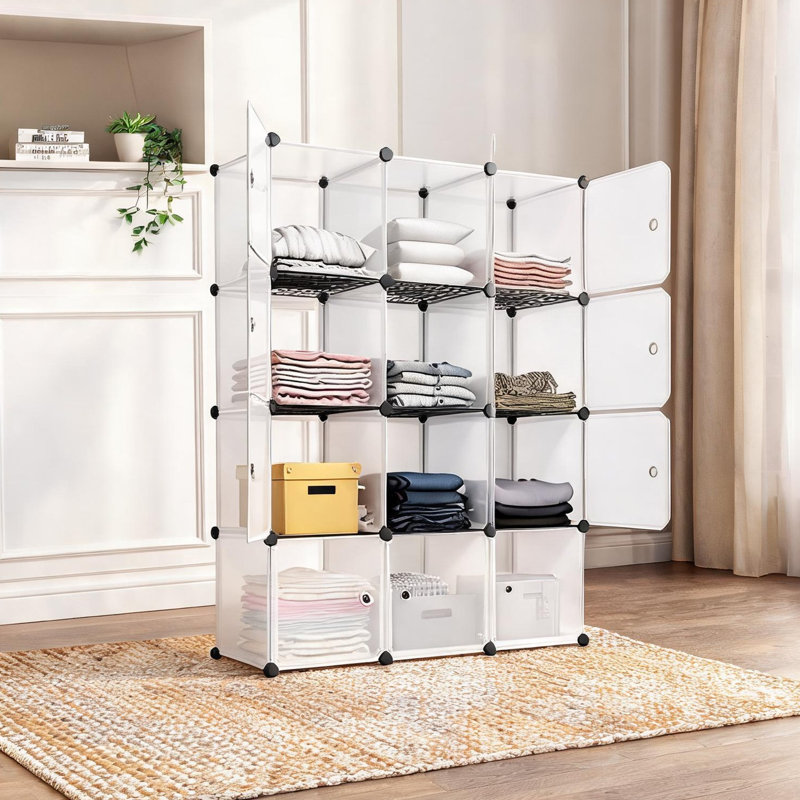 Étagère cubique en panneaux de particules blanc pur à 12 cases, livrée entièrement assemblée, idéale pour le rangement dans un placard ou une salle de jeux.