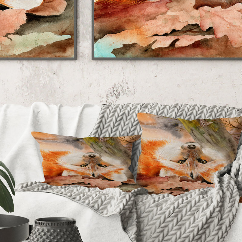 Renard roux couché dans des feuilles tombées près d'un tronc d'arbre I - Coussin décoratif imprimé traditionnel
