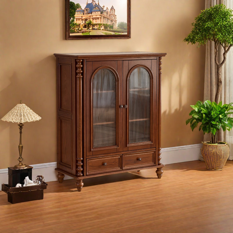 Grande armoire de rangement dans le salon