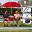 Chaise d'extérieur à double siège avec parasol-132933800