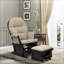 Chaise berçante confortable avec repose-pieds et coussin moelleux, idéale pour la détente