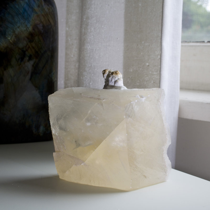Grande sculpture calcite cubique sur calcédoine
