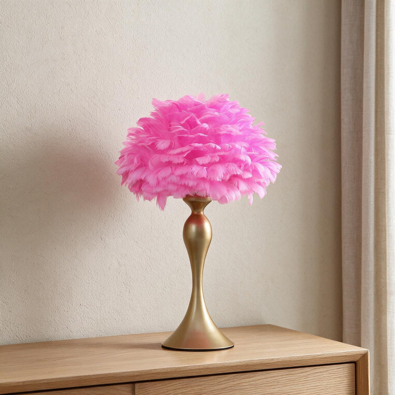 Lampe de table 18,25 po en plumes roses chaudes Aquina, H 23,5 po x l 15,56 po x P 15,5 po, Rose/or