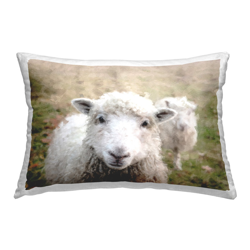 Gros plan d'un coussin décoratif imprimé à motif de moutons par Sundance Group, LLC.