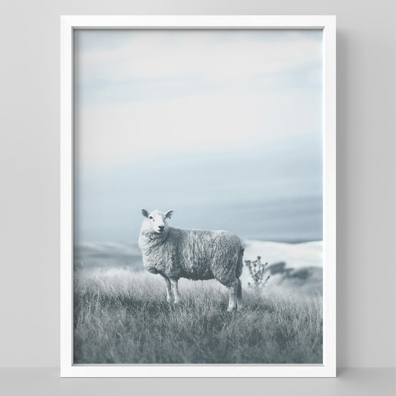 Petit mouton dans un champ offrant une scène paisible Illustration de la nature, petit décor, H 16 po x l 12 po, Blanc