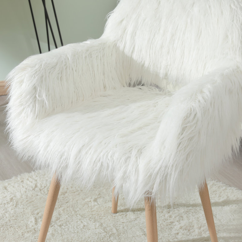 Chaise rembourrée confortable en fausse fourrure avec pieds en métal pour les sous-sols confortables