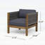 Fauteuil club contemporain rembourré avec base en bois et pieds fuselés