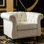Canapé classique en cuir PU Chesterfield avec dossier capitonné, accoudoirs roulés et garniture cloutée