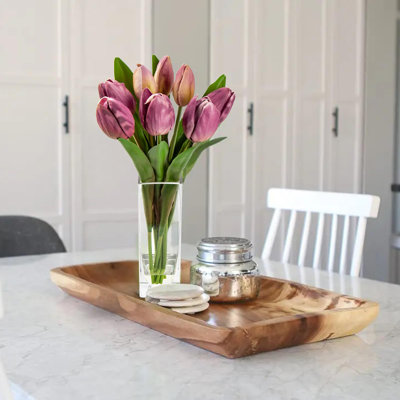 Fleurs artificielles de tulipes artificielles dans un vase transparent