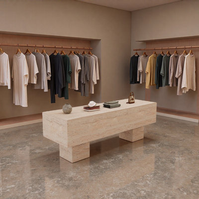 Présentoir à chaussures et sacs du magasin de vêtements