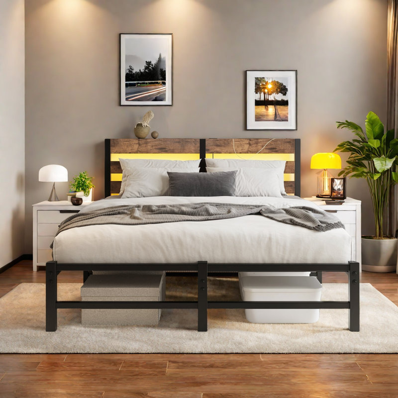 Cadre de lit grand format en métal avec tête de lit en bois, lumières RVB, chargeur, tablette de rangement, silencieux, aucun sommier nécessaire