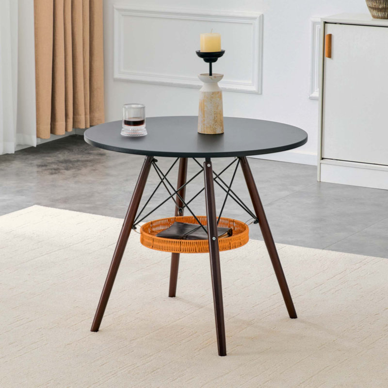 Table de salle à manger ronde, plateau en MDF thermoformé, pieds en bois massif, avec panier de rangement suspendu en osier. Une table basse décontractée, idéale pour 2 à 4 personnes.