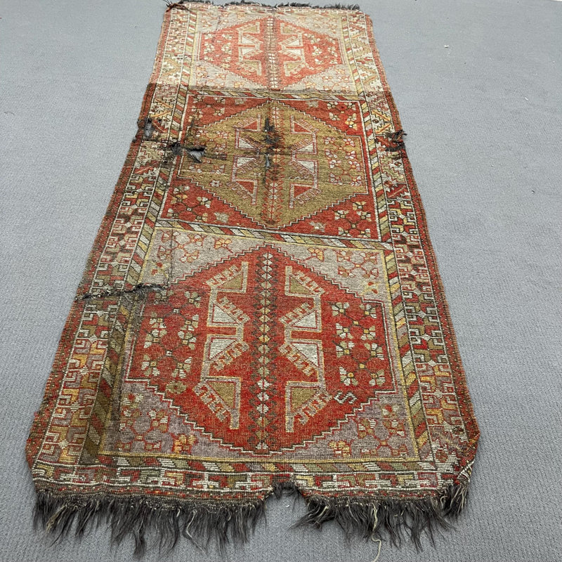 Tapis turc antique rouge - idéal pour les couloirs aux décors rétro et rustiques