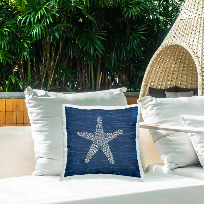 Coussin décoratif étoile de mer sur fond bleu imprimé par Jetty Home, LLC