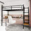 Lit mezzanine simple en fer noir avec embout, escalier, bureau en forme de L et plusieurs espaces de rangement pour la chambre à coucher-516299551