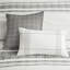 Ensemble d'édredon 6 pièces en coton pour chambre double. Blanc / gris Rayures verticales et horizontales. . Comprend un édredon, une jupe de lit et des taies décoratives. Lavable 6 rayures grises sur fond blanc. Édredon sur-rembourré. Comprend-128745069