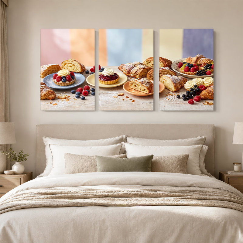 "Fresh Croissants and Berry Tarts" sur table en bois, ensemble de 3 toiles, 24"H x 16"W x 3pcs