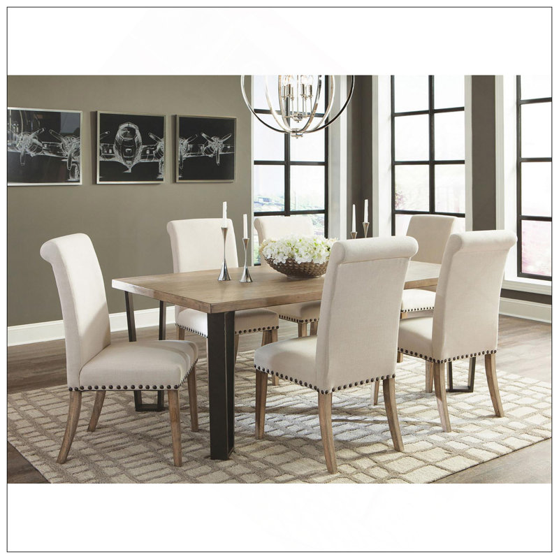 Ensemble de chaises de salle à manger rembourrées beige et pin Parsons, alliant charme rustique et confort moderne pour une salle à manger élégante