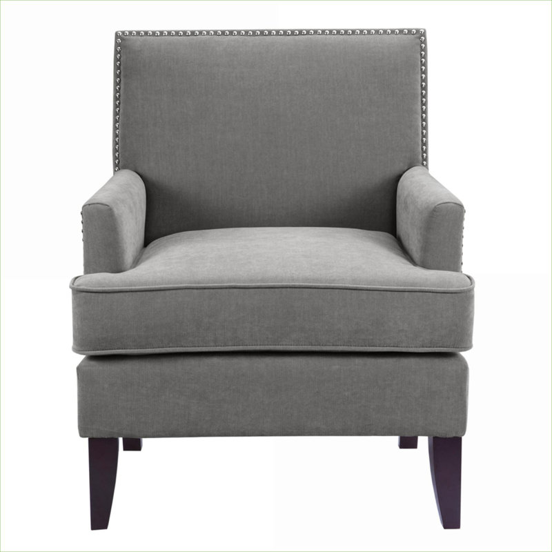 Fauteuil confortable en polyester avec garniture cloutée et 4 pieds robustes, parfait pour lire et se détendre dans n'importe quelle pièce.