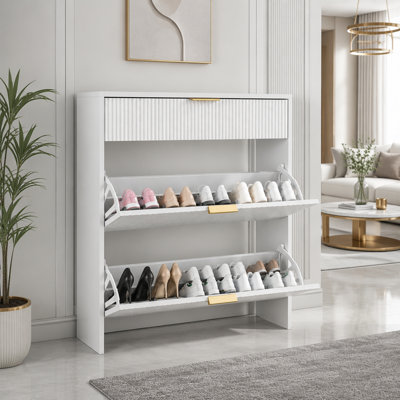 Rangement à chaussures étroit cannelé avec poignées dorées, organisateur moderne et mince pour entrée et couloir, blanc