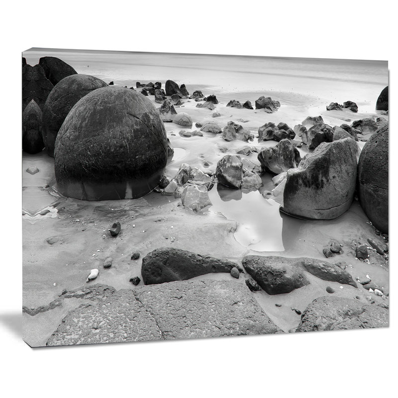 « moeraki roche », reproduction de photo sur toile tendue en noir et blanc, H 8 po x l 12 po x P 1 po
