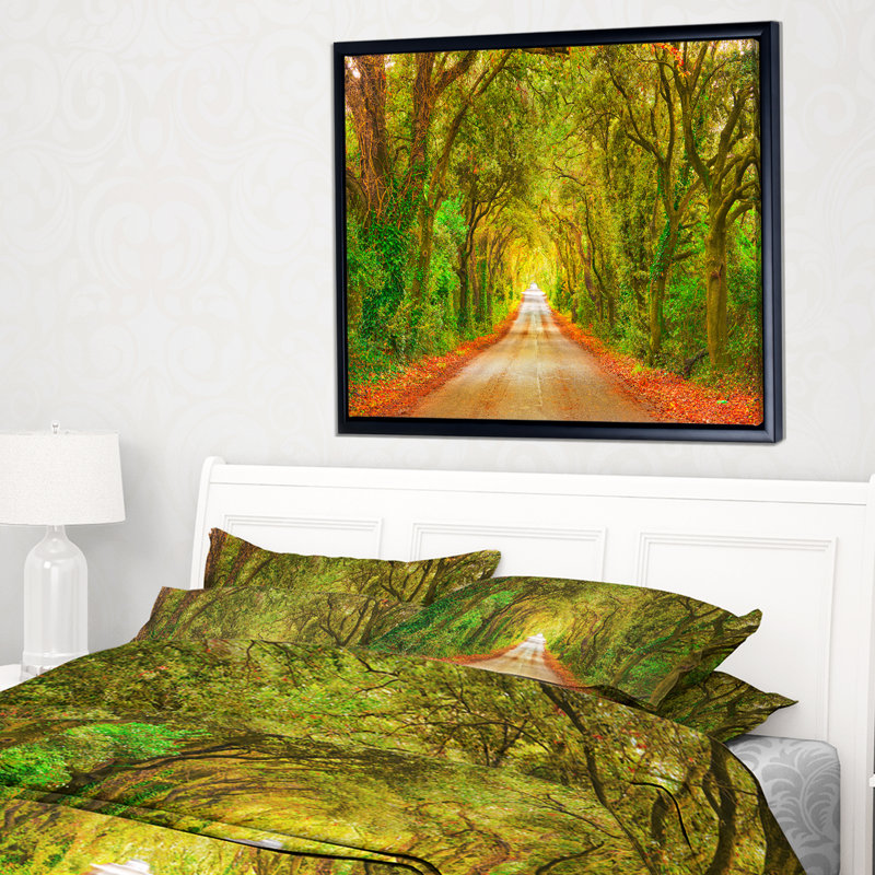 «Fall Greenery and Road Straight Ahead», impression, H 30 po x l 40 po x P 1,5 po, Toile avec cadre flottant
