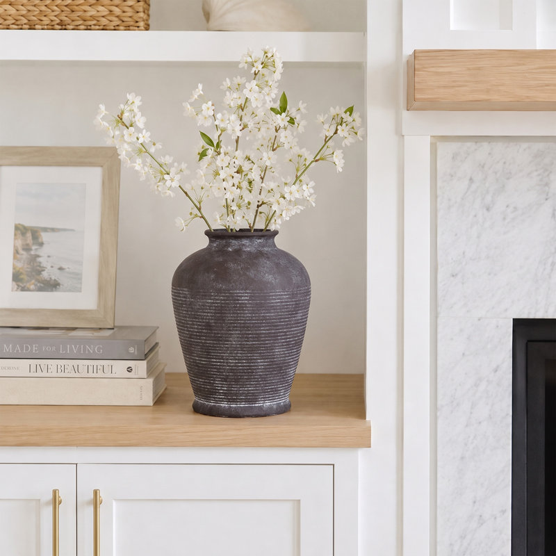 Vase de table rustique en céramique au fini texturé, idéal pour les fleurs fraîches. Décoration de style ferme d'inspiration vintage pour le salon, la table à manger, le foyer et l'entrée.