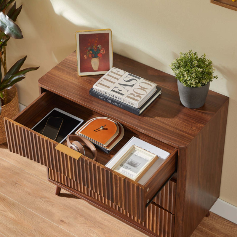 Commode à 3 tiroirs cannelée, commode haute de style Mid-Century avec design rainuré vertical, armoire de rangement en bois massif avec poignées en métal pour le salon de la chambre à coucher