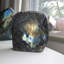 Grande sculpture en labradorite irisée Emilijana