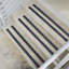 Tapis d'escalier gris