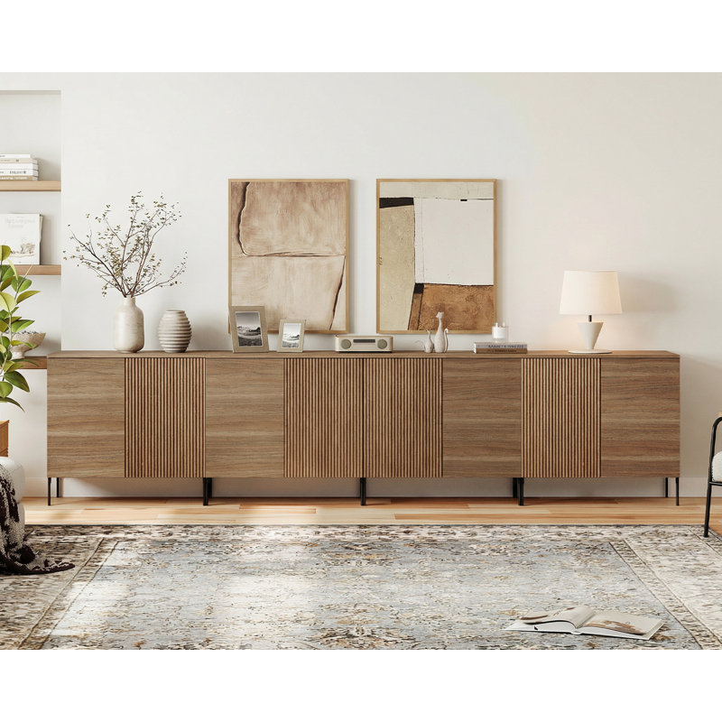 Buffet en bois cannelé de 126 po avec 8 portes et tablettes ajustables Aadham, Noyer