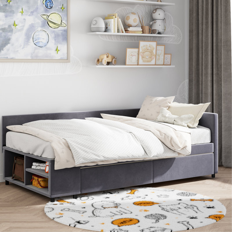 Lit plateforme gris avec rangement simple et tête de lit tapissier. Velours. Grands tiroirs pour le rangement de la literie. Côté des articles personnels. Design