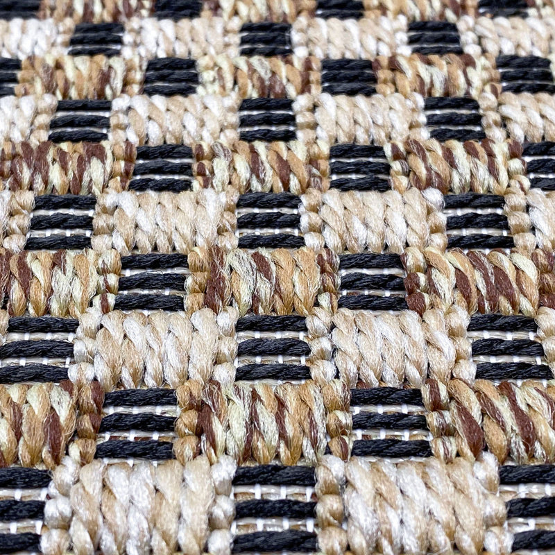 Tapis intérieur / extérieur beige / noir en polypropylène tissé à la machine Moncure, Tapis de couloir 2 pi 3 po x 7 pi 3 po
