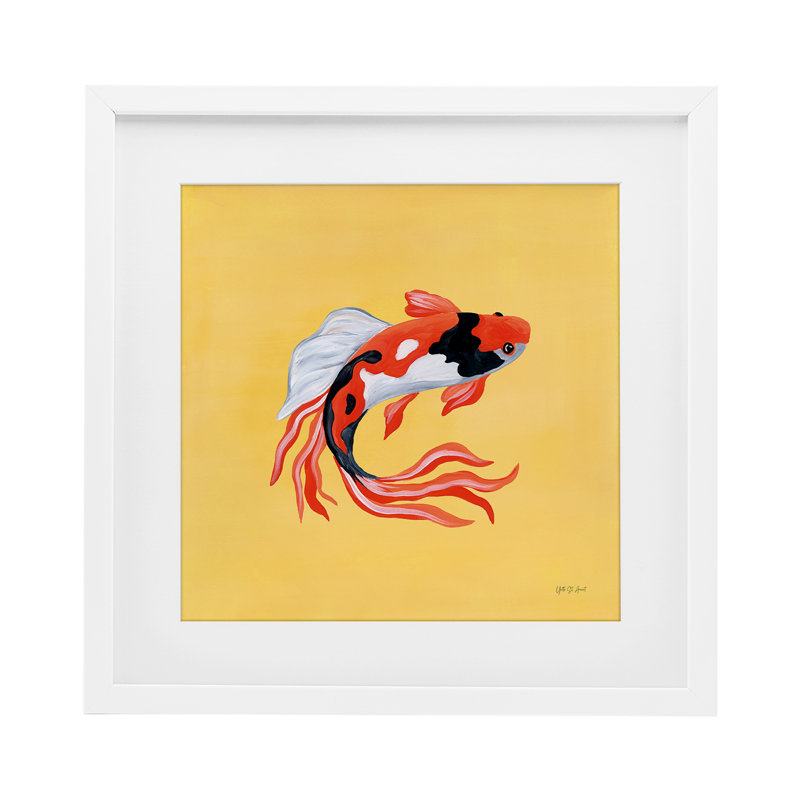 Koi coloré sur fond jaune, reproduction par Glass, design par Yvette St. Amant, H 13 po x l 13 po, Cadre blanc côtier