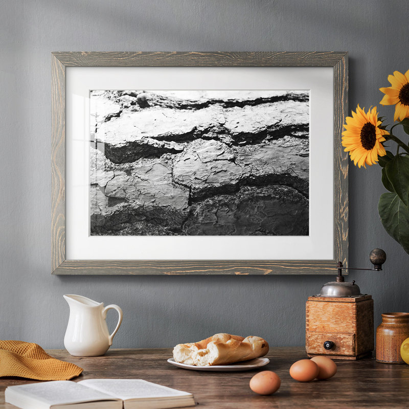 Found Textures IV, reproduction encadrée sur papier, H 26 po x l 38 po, Gris