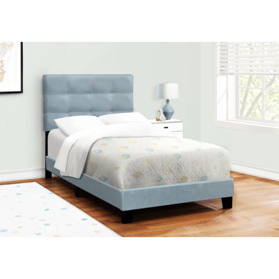 Lit plateforme tapissier bleu en velours pour une chambre chic