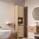 Grande armoire de salle de bain autoportante avec tablette réglable, 3 tiroirs, rangement ouvert et poignées en métal doré