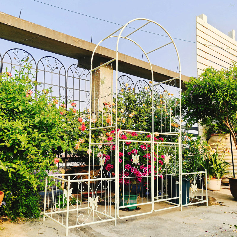 Arche romantique en métal avec portes doubles et supports à fleurs