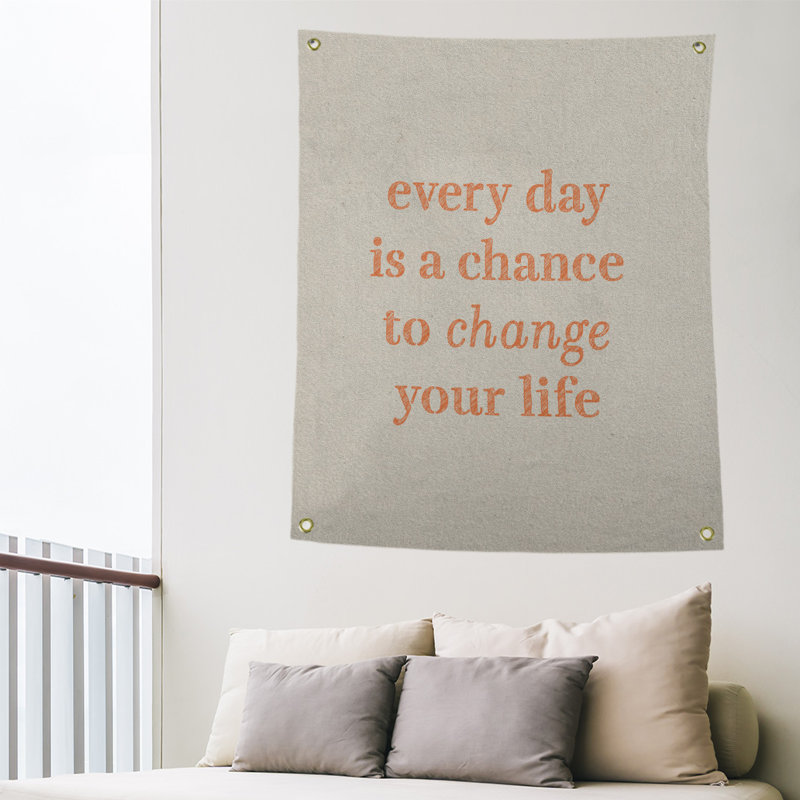 Tapisserie en polyester changer votre citation vie, H 59 pi x l 50 po, Blanc / Orange