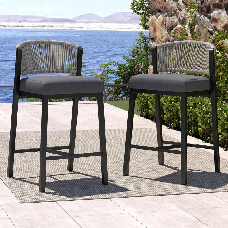 Tabourets de bar à hauteur de comptoir en aluminium 28 po avec repose-pieds, Black Frame/Grey Cushion