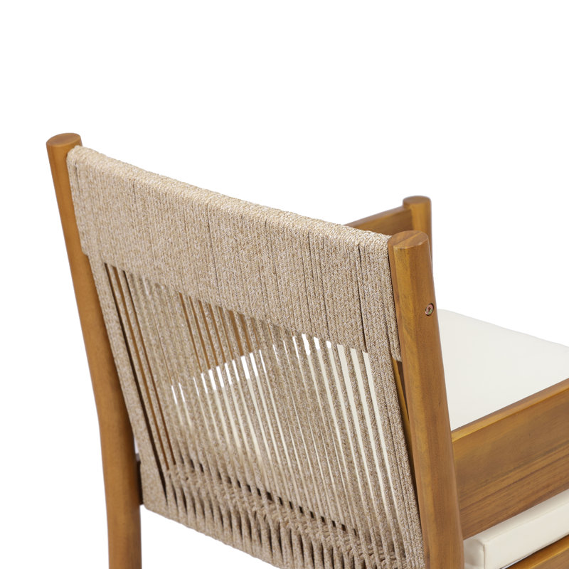 Ensemble bistro de patio Celia pour 4 personnes, style transitionnel, en bois d'acacia, avec fauteuils à accoudoirs tressés, coussins et table à lattes.