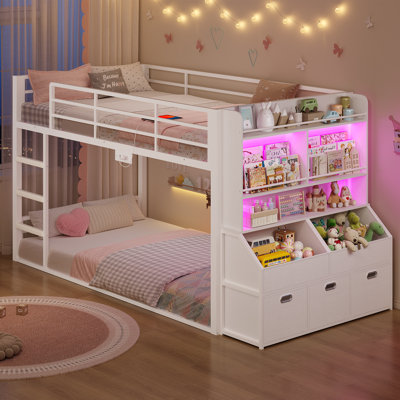 Lit superposé bas simple au-dessus de simple avec bibliothèque et tiroirs de rangement, lit superposé au sol en métal avec lumières RVB et station de charge, garde-corps et échelle, petit espace