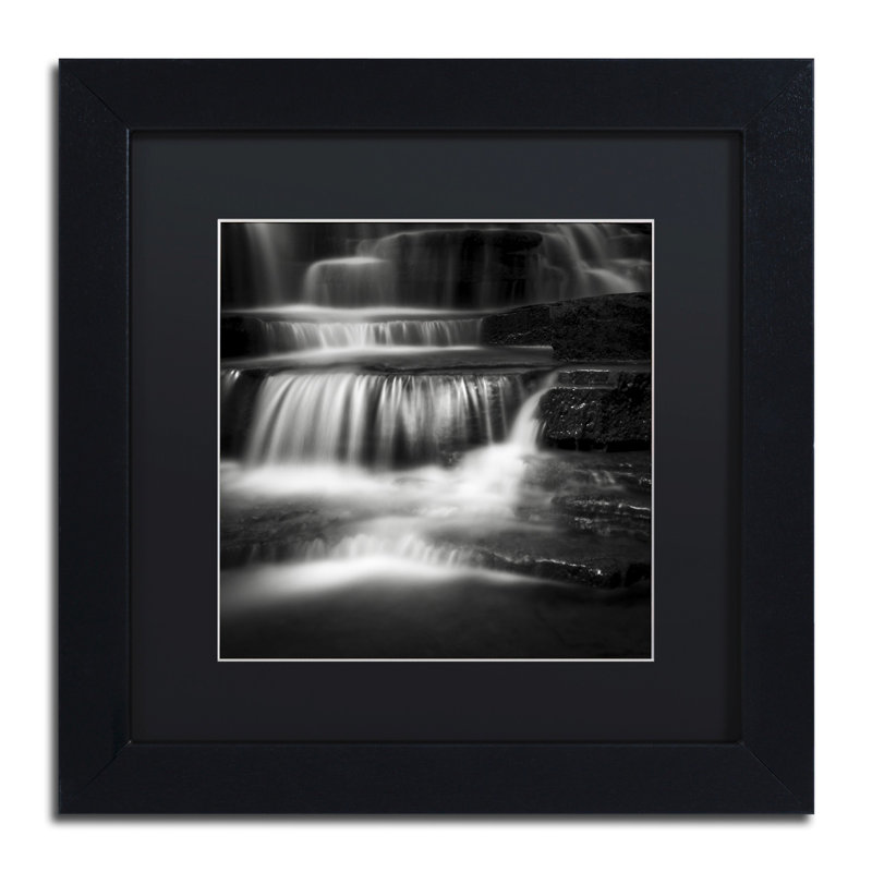 Cascade par Dave MacVicar - reproduction de photo sur toile encadrée, H 11 po x l 14 po x P 0,5 po