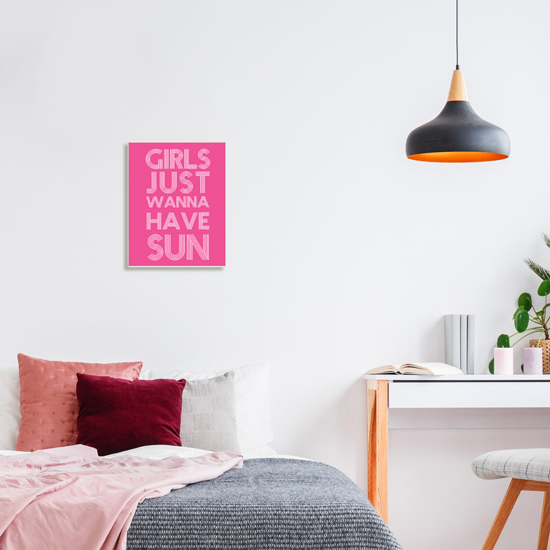 «Girls Wanna Have Sun», art rétro sur plaque rose par Daphne Polselli, H 19 po x l 13 po x P 0,5 po