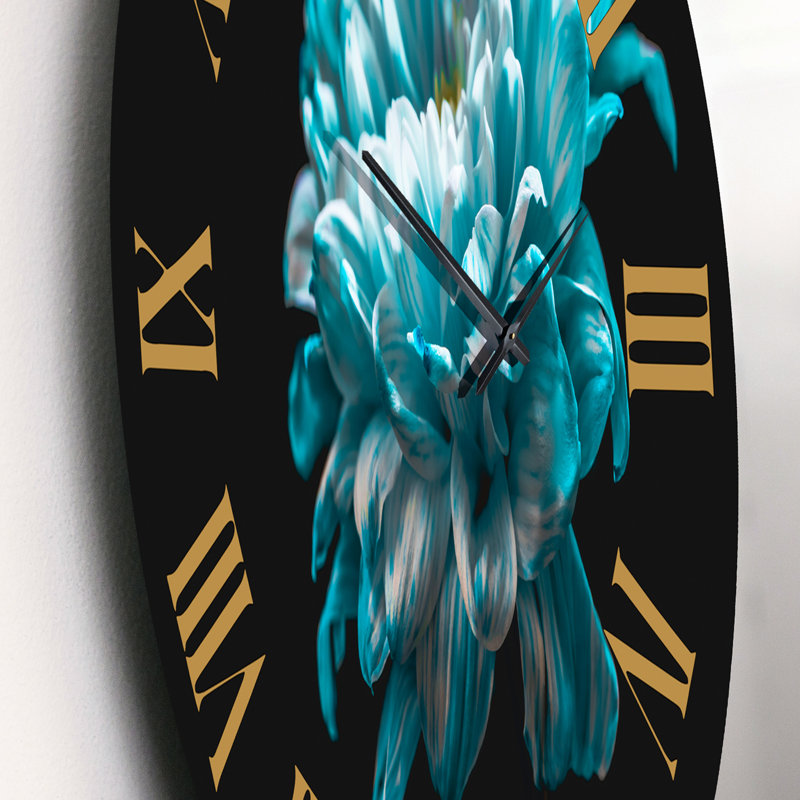 Gros plan sur une marguerite bleue et blanche pure II - horloge murale traditionnelle, Moyen
