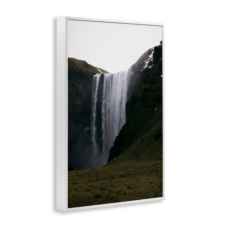 «Crashing Islandic Waterfall», estampe numérique, conception de Jade Sharp Photo, H 18 po x l 12 po