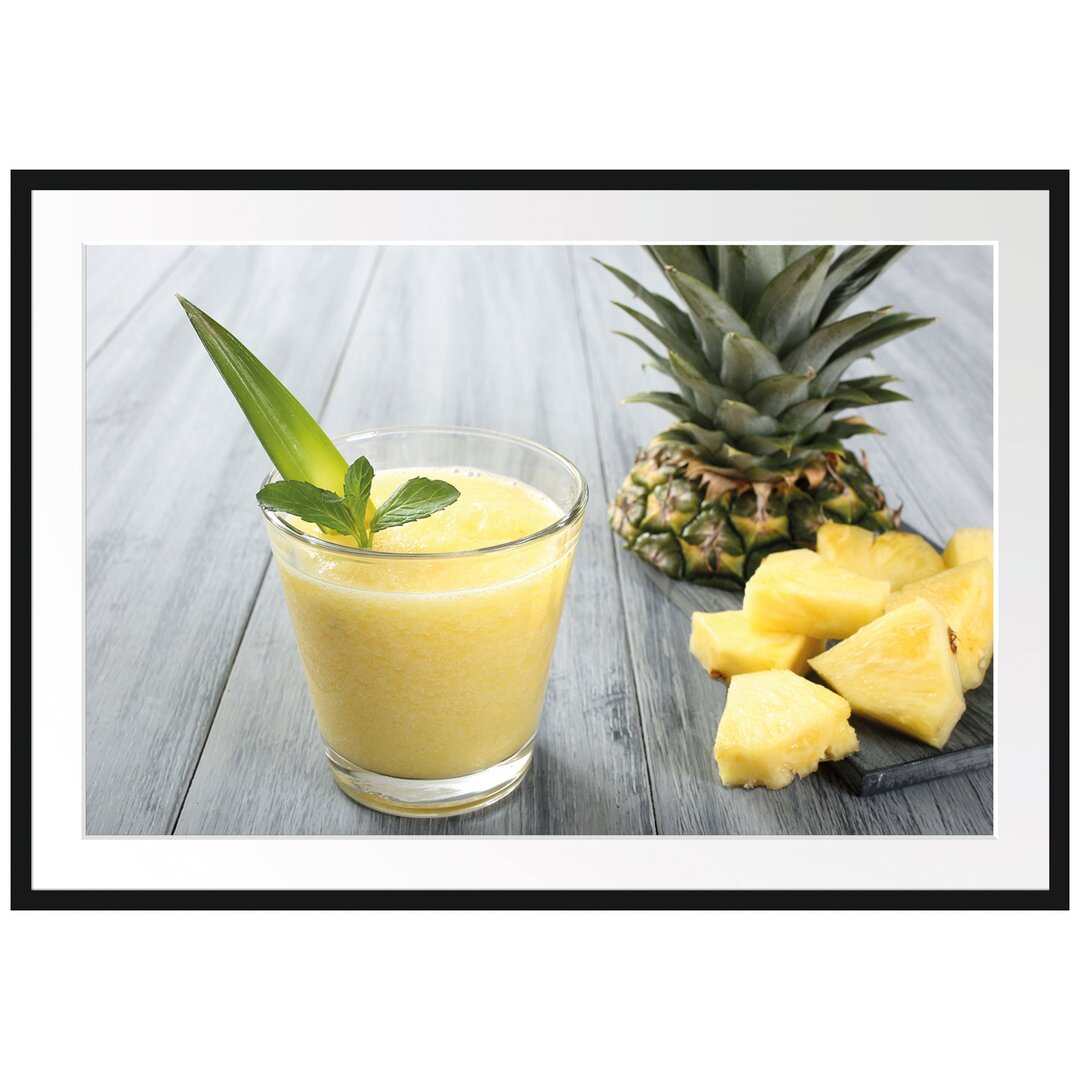 Gerahmtes Poster Ananas Cocktail auf Holztisch