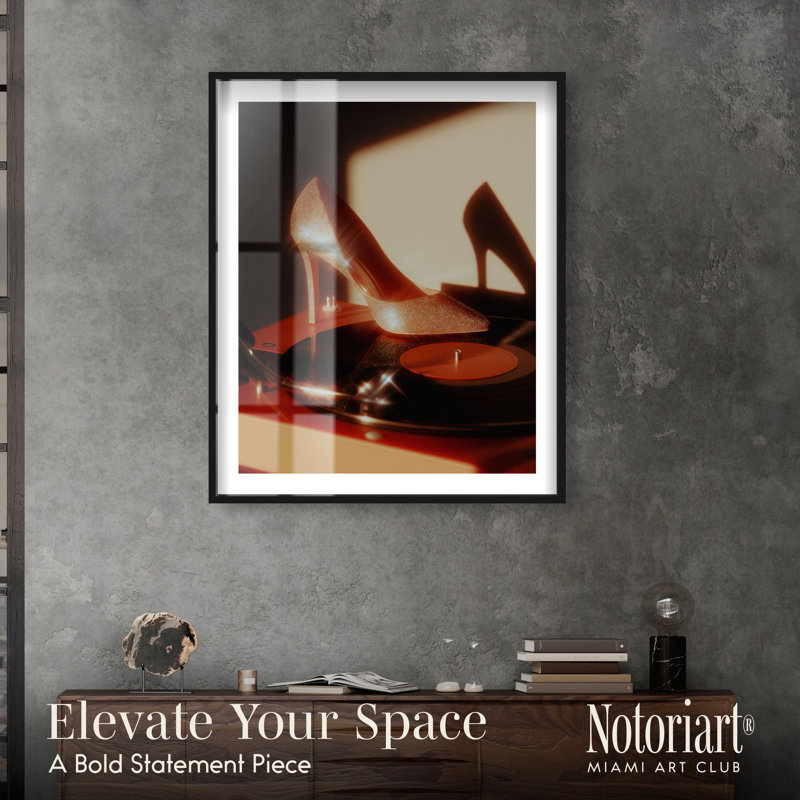 Décoration murale Disco Shoe I Shadowbox Print par Notoriart, cadre noir, 36 x 45, H 46 po x l 37 po, Cadre noir