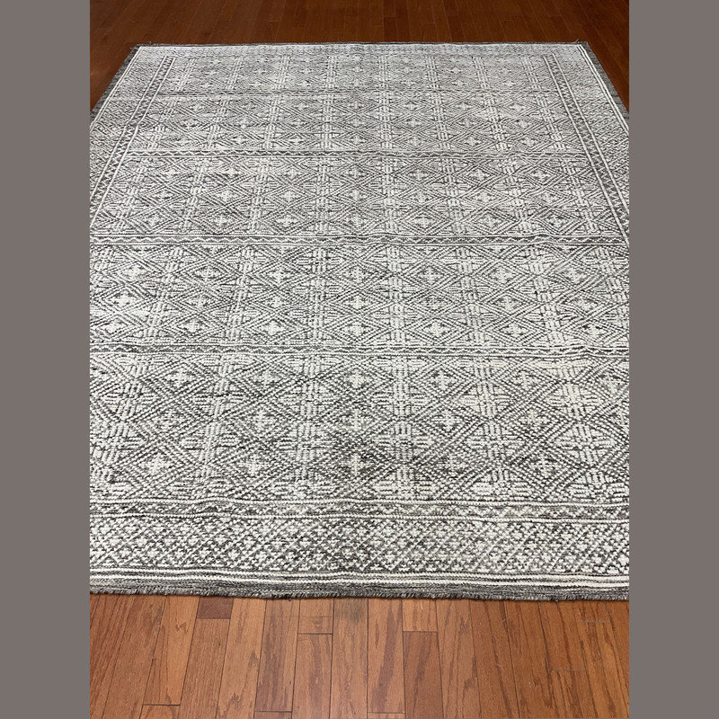 Tapis géométrique gris / blanc en laine noué à la main 8 pi x 10 pi